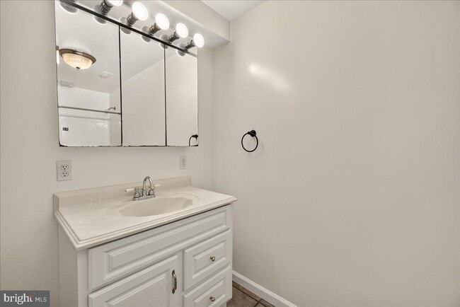 Building Photo - 6430 Bellevue Pl