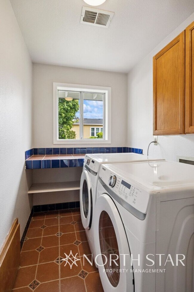 Building Photo - 12793 SW Sierra Vista Dr