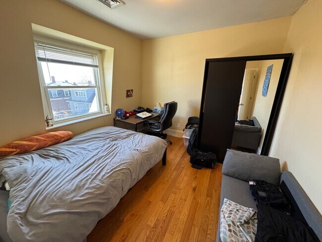 Building Photo - Awesome 6 bed 3.5 bath in Somerville...