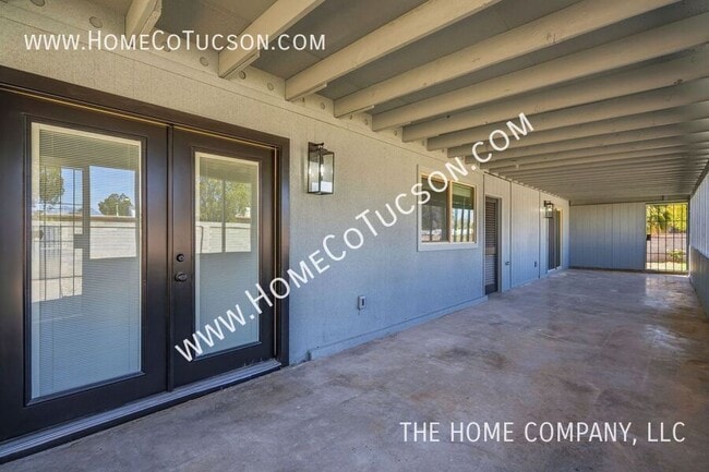 Building Photo - 7461 E Victoria Dr