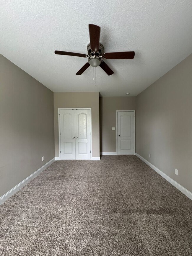 Building Photo - Spacious 4 Bed 3 Bath Home with Fenced Yard