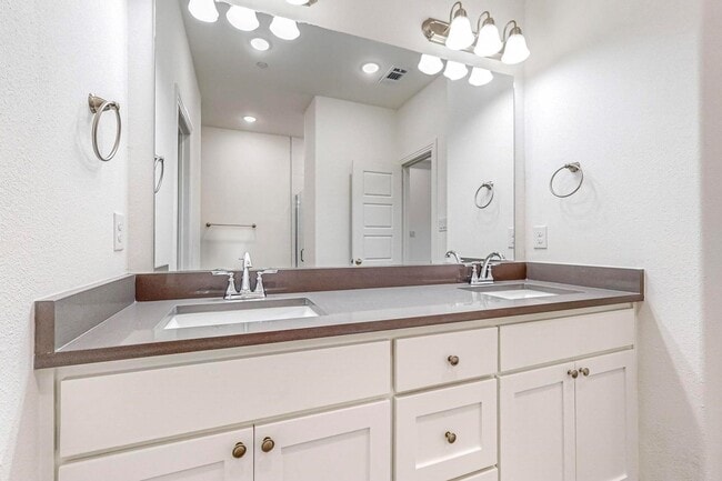 Building Photo - 4 Bed 3 Bath Luxurious Townhome in Frisco!