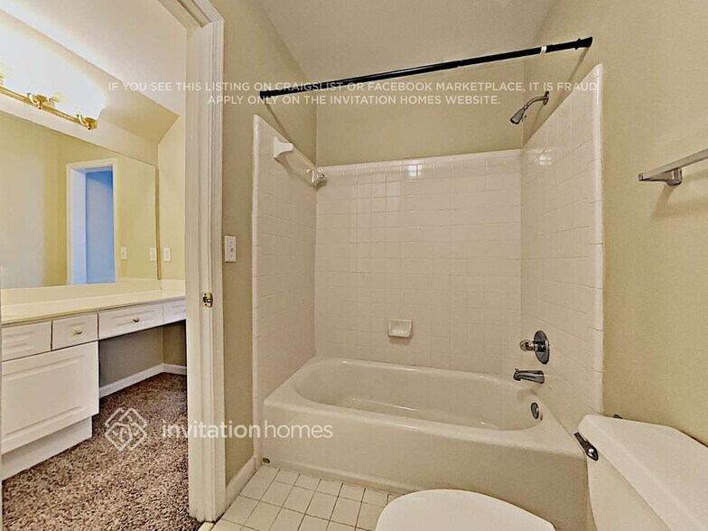 Building Photo - 559 Parliament St