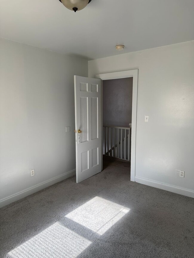 Building Photo - Spacious Duplex!