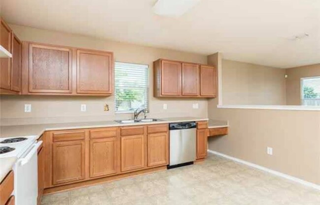 Large Eat-In kitchen - 4501 Martingale View Ln