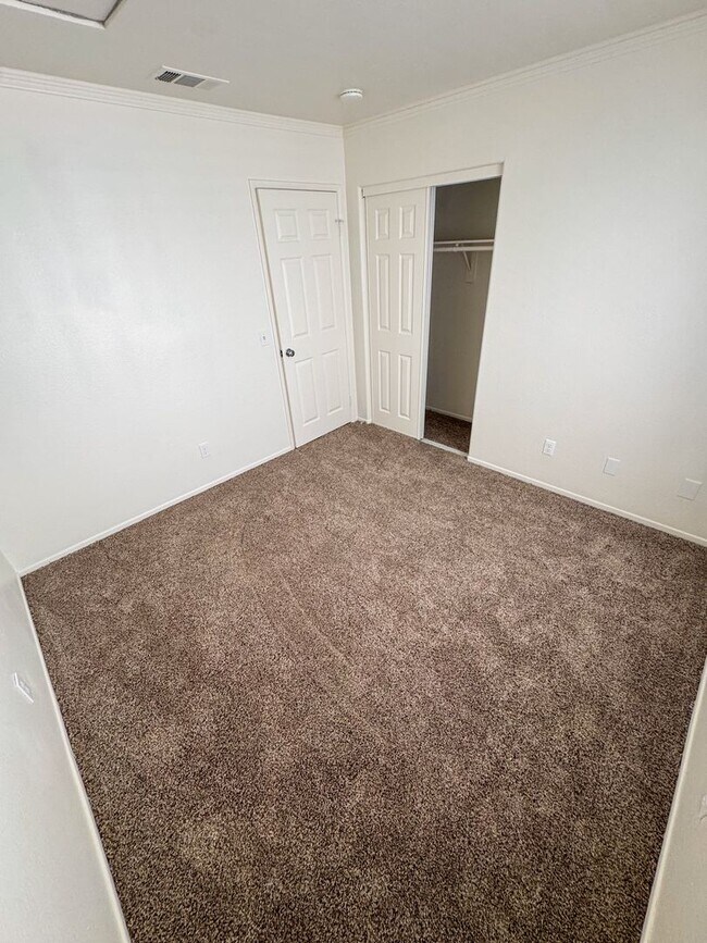 Building Photo - 4 Bedroom home available for Lease in Cent...