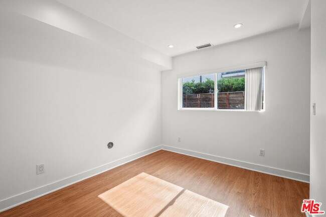 Building Photo - 818 N Hobart Blvd