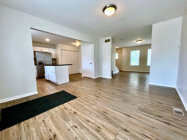 Building Photo - Beautiful, Spacious 3 bed/2 bath House near West Village!