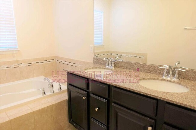 Building Photo - 204 Alderside Pl