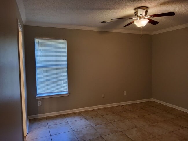 Building Photo - 4582 Summer Creek N