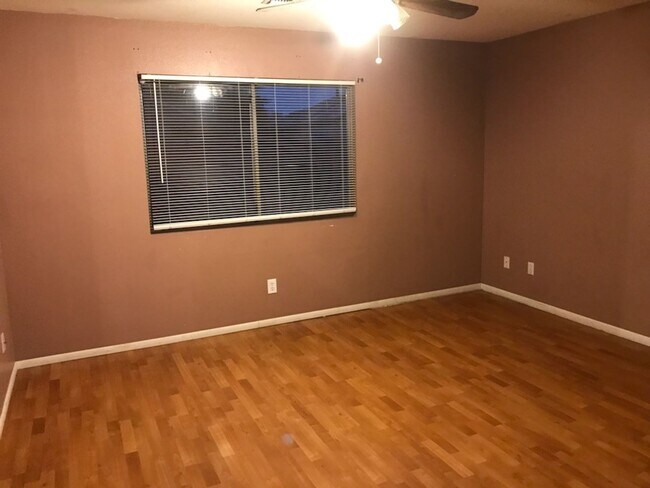 Building Photo - 3 bed 2 bath Camelback & 83rd Ave