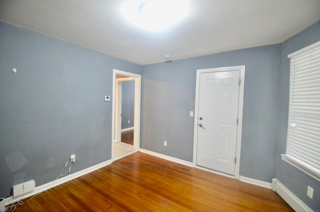 Building Photo - 807 Brewster St