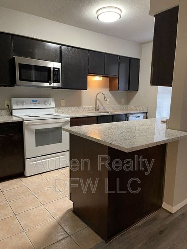 Building Photo - 921 W Rochelle Rd