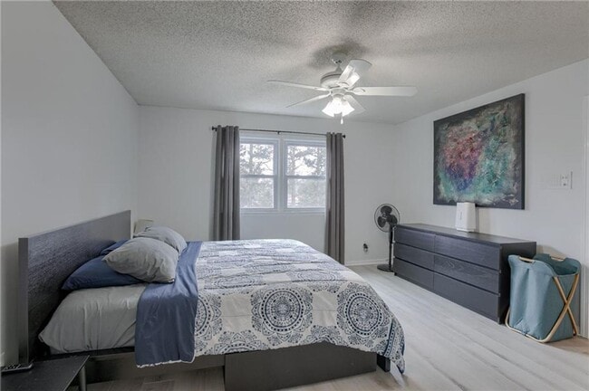 Building Photo - {8615} Remodeled w/ Updated Kitchen + New ...