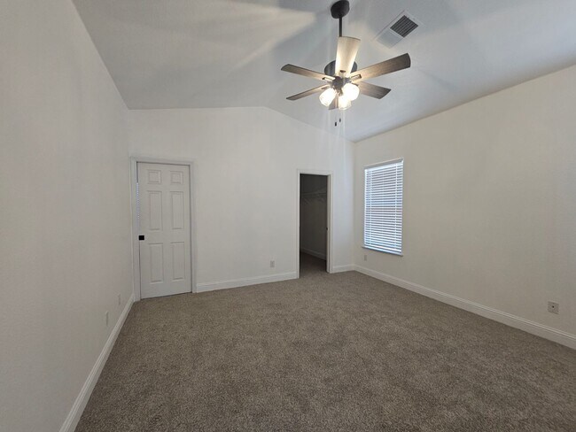 Building Photo - 4 Bedroom 2 Bath