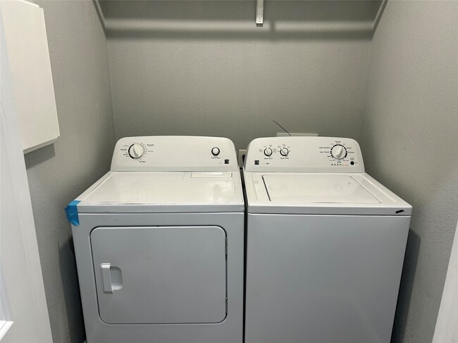 Building Photo - 16956 W Ivanhoe St