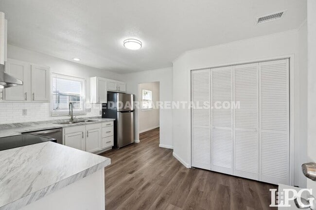 Building Photo - 433 Mayfair Blvd