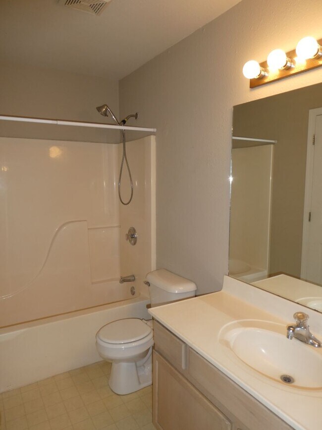 Building Photo - 1609 High Quest Cir