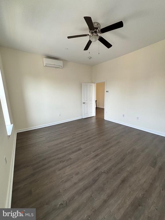 Building Photo - 320 Main St