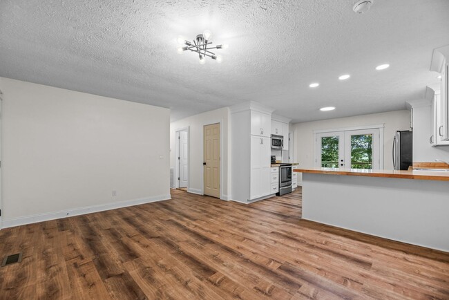 Building Photo - Beautifully Remodeled 3-Bedroom Home with ...