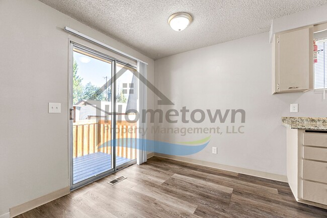 Building Photo - Large 4 Bedroom 2 Bathroom Home with Off S...