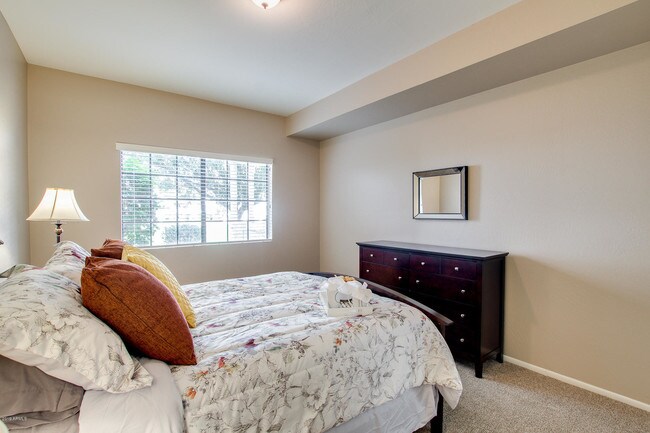 Building Photo - 930 N Mesa Dr