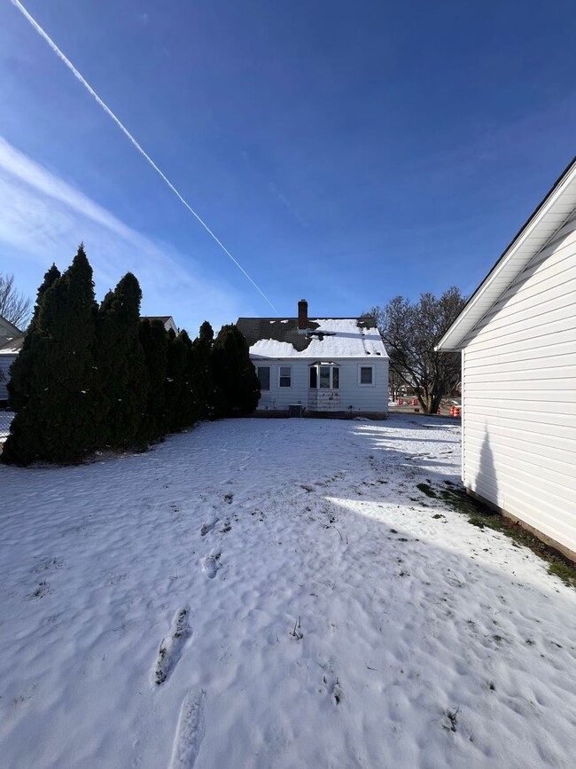 Building Photo - 3 bedroom, 2 bathroom with garage