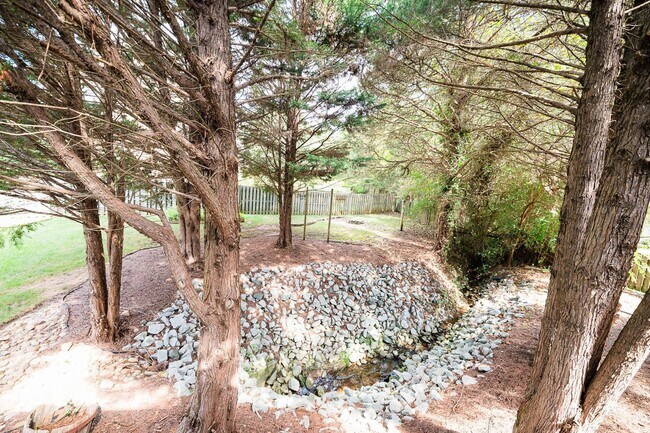 Building Photo - Stunning 6 bedroom 2.5 bathroom corner lot home in High Point with 2 car garage