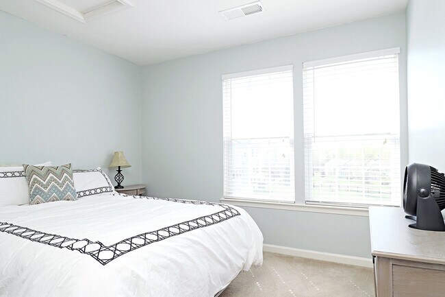 Building Photo - Spring Creek Living! Pet-Friendly Townhome
