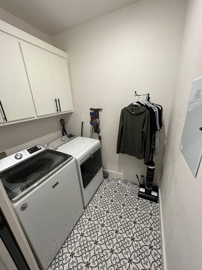 Building Photo - 4 Bedroom 3 bath in Escondido Ranch!