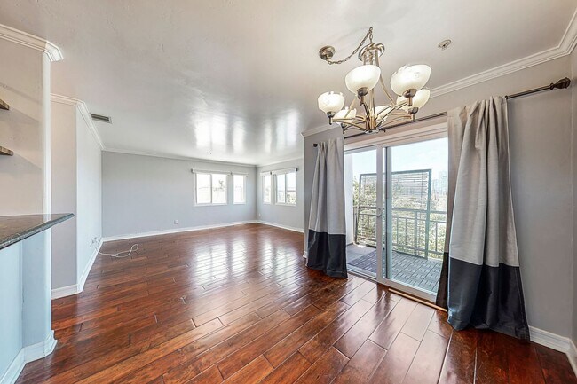 Building Photo - Stunning Condo with Downtown Views – Prime...