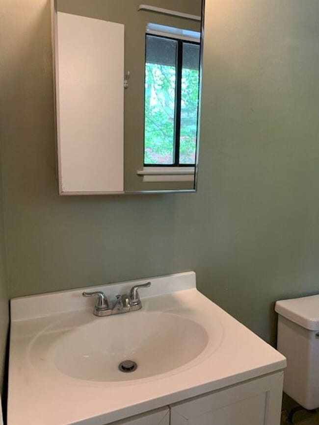 Building Photo - Spacious 3 BR, 2.5 BA townhouse with finis...