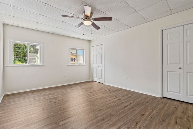 Building Photo - 4 bed 1 bath - all updated, central air, laundry