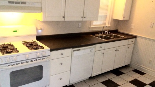 Kitchen Dishwasher - 220 Oak St