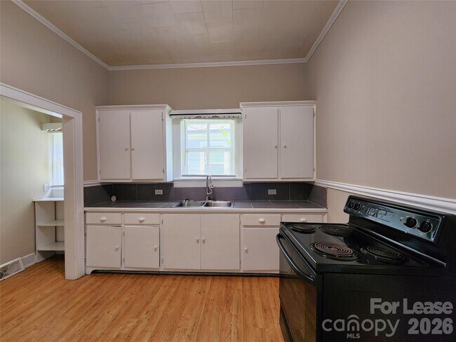 Building Photo - 907 S Jackson St