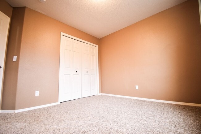 Building Photo - Move In Special!  $1000 Off!  Beautiful Spacious Home!