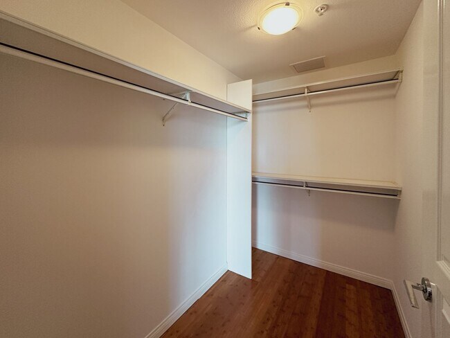 Building Photo - Modern 2 Bed, 2 Bath Condo in the Heart of the Marina District