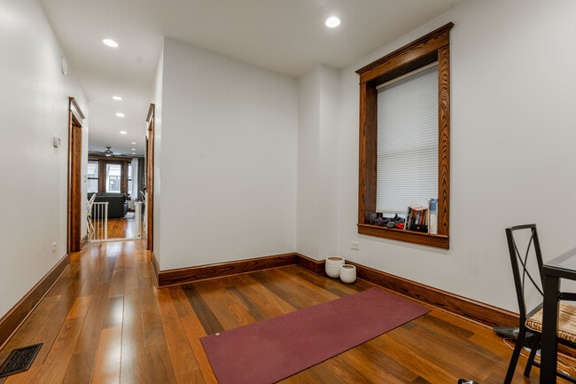 Building Photo - 1019 W Oakdale Ave