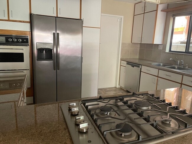 Building Photo - 3 Bedroom Home Close to UNR