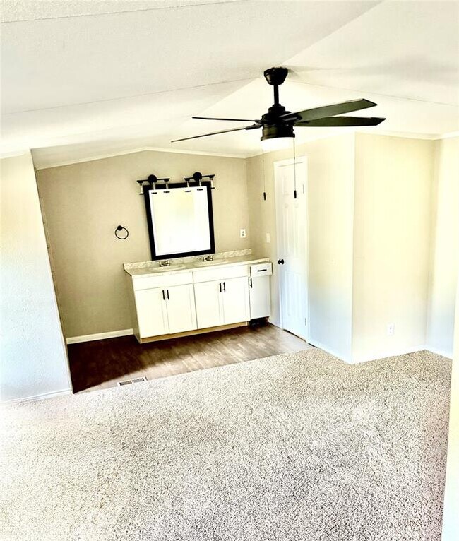 Building Photo - 750 Oak Meadows