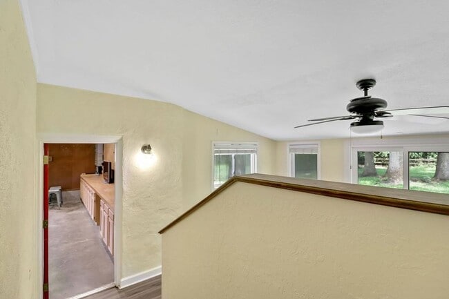 Building Photo - 212 Pinewood Dr