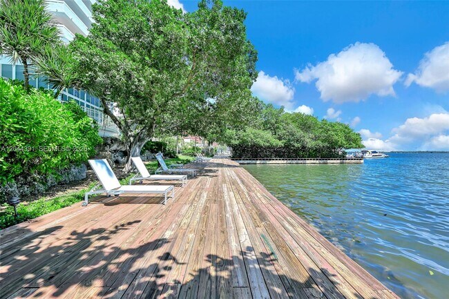 Building Photo - 1627 Brickell Ave