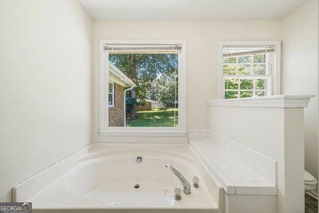 Building Photo - 3940 Hubert Dr