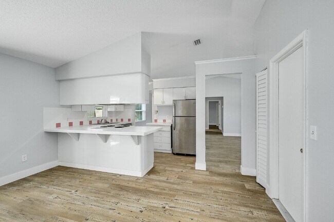 Building Photo - Centrally located 3 bedroom, 2 bathroom single family home