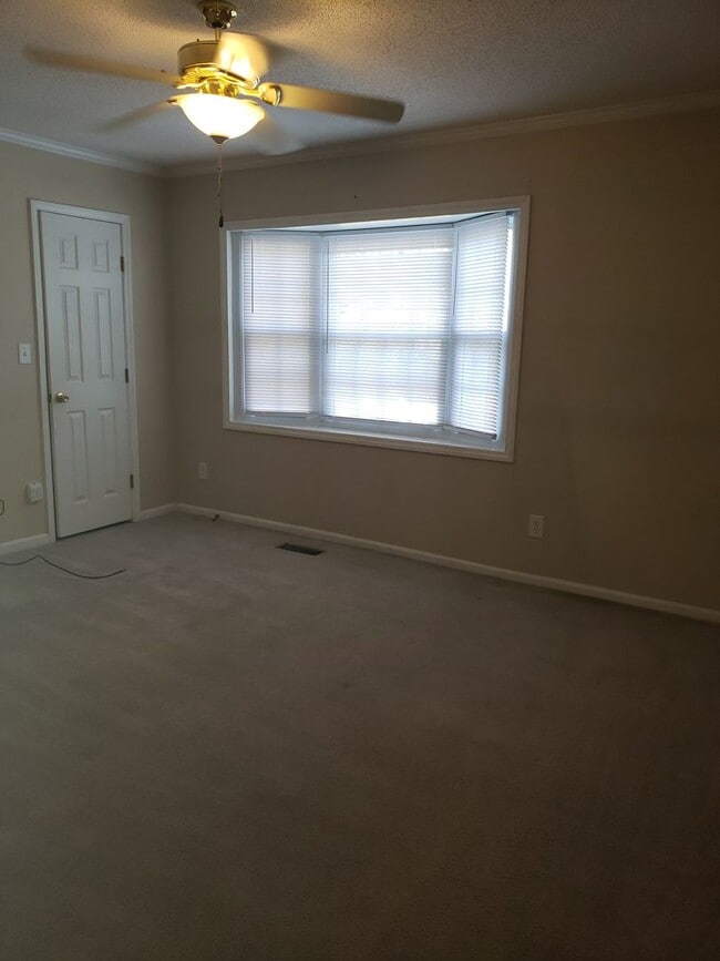 Building Photo - 2-bedroom, 2.5 bathroom townhome