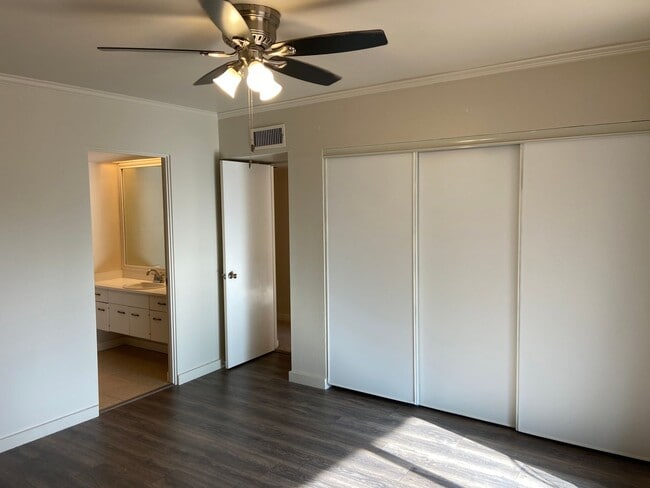 Building Photo - Spacious Riverhill Townhome
