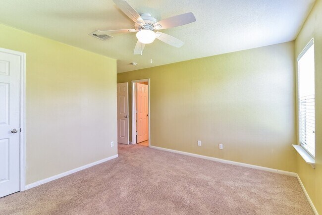 Building Photo - 4002 Hollow Cove Ln