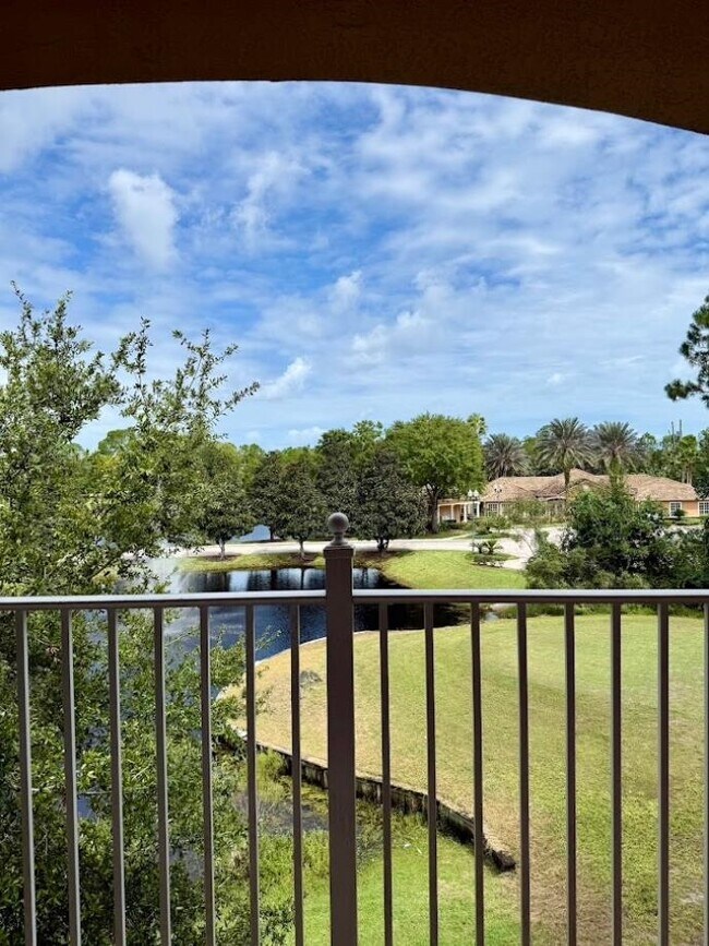Building Photo - 625 Fairway Dr