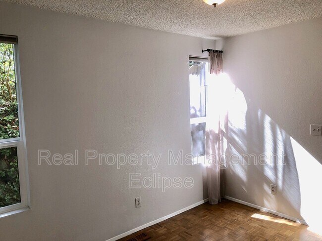 Building Photo - 10930 NE 37th Pl