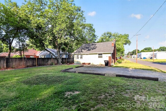 Building Photo - 204 E McNeely Ave